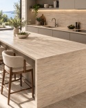 Laminam Legno Venezia Sabbia 12 mm jako blat i wykończenie wyspy kuchennej w nowoczesnym wnętrzu.