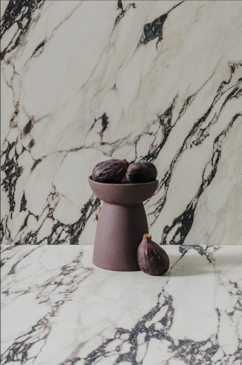 Zbliżenie Neolith Calacatta Viola Natural Touch pokazujące kremowe tło oraz intensywne bordowo-czarne żyły