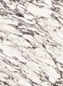 Neolith Calacatta Viola Natural Touch – pełny widok dekoru z nieregularnym, kontrastowym rysunkiem inspirowanym marmurem