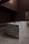 Neolith Calacatta Viola Natural Touch zastosowany na monolitycznej wyspie kuchennej z wyrazistym ciemnym użyleniem
