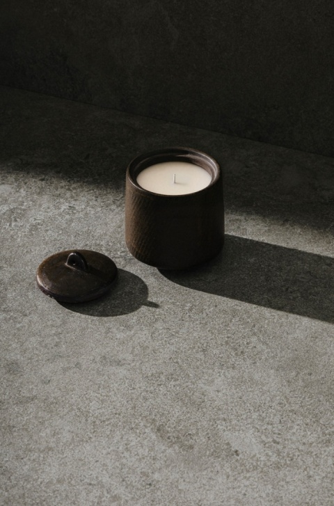 Neolith Dorset Mist Petra w ciemnej aranżacji – matowa powierzchnia z naturalną, mineralną fakturą