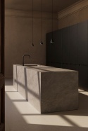 Neolith Dorset Mist Petra zastosowany na dużej wyspie kuchennej – jasna, mineralna powierzchnia o spokojnym charakterze