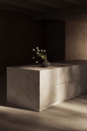 Neolith Glazed Opaline Natural Touch zastosowany na dużej zabudowie meblowej o spokojnym, jasnym charakterze