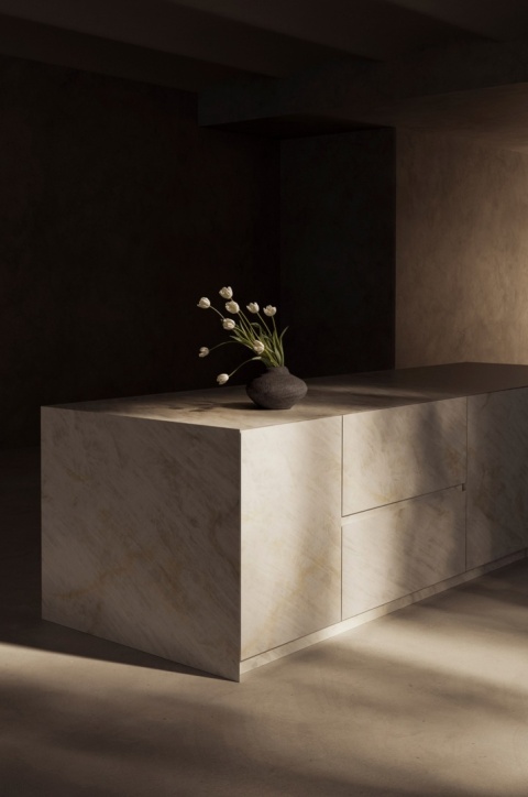 Neolith Glazed Opaline Natural Touch zastosowany na dużej zabudowie meblowej o spokojnym, jasnym charakterze