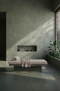 Neolith Serene Emerald Petra zastosowany na dużych powierzchniach ściennych w spokojnej aranżacji typu wellness