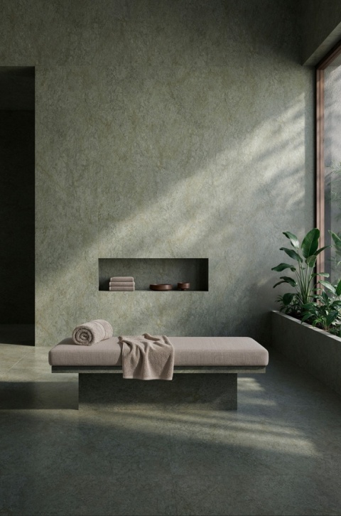 Neolith Serene Emerald Petra zastosowany na dużych powierzchniach ściennych w spokojnej aranżacji typu wellness
