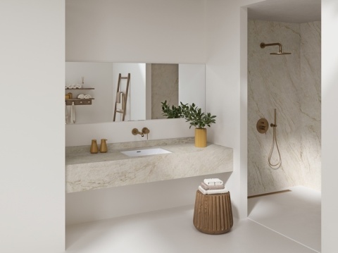 Neolith Taj Mahal – jasna okładzina i blat w eleganckiej aranżacji łazienki