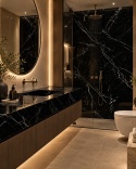Restile Nero Marquina Natural w eleganckiej łazience – czarny spiek z wyrazistym białym użyleniem.