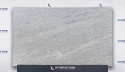 River White – duża płyta jasnego granitu z delikatnym, ukośnym szarym użyleniem i drobnymi ciemnymi minerałami.