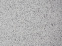 Silver Bianco Natural 20 mm – zbliżenie jasnoszarego granitu z drobnymi grafitowymi minerałami i naturalną strukturą