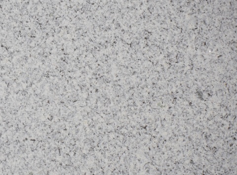 Silver Bianco Natural 20 mm – zbliżenie jasnoszarego granitu z drobnymi grafitowymi minerałami i naturalną strukturą