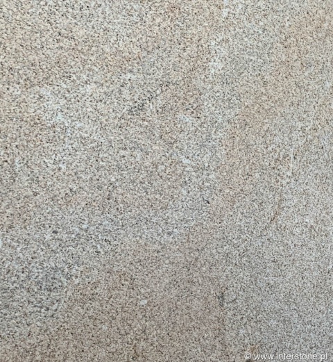 Silvestre Gold Brushed 30 mm – jasny granit o beżowo-szarej kolorystyce, drobnoziarnistym wzorze i szczotkowanej powierzchni.