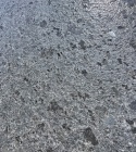 Steel Grey Brushed 20 i 30 mm – zbliżenie grafitowego granitu z widocznymi kryształami i satynowym połyskiem.