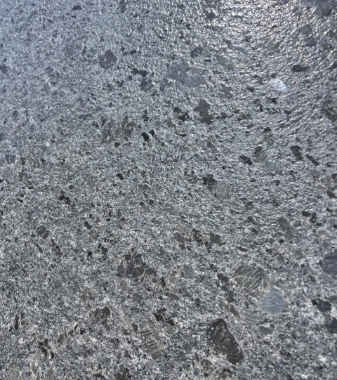 Steel Grey Brushed 20 i 30 mm – zbliżenie grafitowego granitu z widocznymi kryształami i satynowym połyskiem.