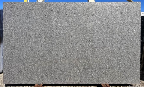 Steel Grey Brushed 20 i 30 mm – stalowoszary granit z drobnymi srebrzystymi minerałami i naturalną fakturą.