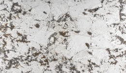 Patagonia Bianco SHF Waterjet 20 mm – płyta kwarcytu o kremowobiałej kolorystyce z czarnymi i szarymi akcentami.