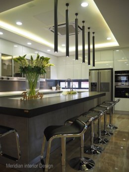 Silestone Arden Blue to elegancki spiek kwarcowy o głębokim, granitowym odcieniu z delikatnym żyłkowaniem. Blat kuchenny