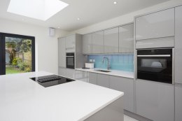 Silestone Miami White 17 to jasny, elegancki spiek kwarcowy z delikatnym żyłkowaniem.  Blaty użytkowe w kuchni