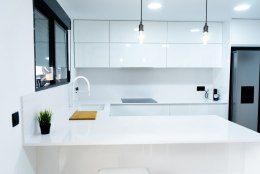Silestone White Storm 14 to kremowo‑biały spiek kwarcowy z subtelnym ziarnistym wzorem. Ściany oraz blaty wykonanae ze  spieku