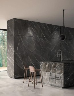 Diamond Calacatta Black – pomieszczenie w ciemnych płytach naścianie z dopasowaną wyspą kuchennę