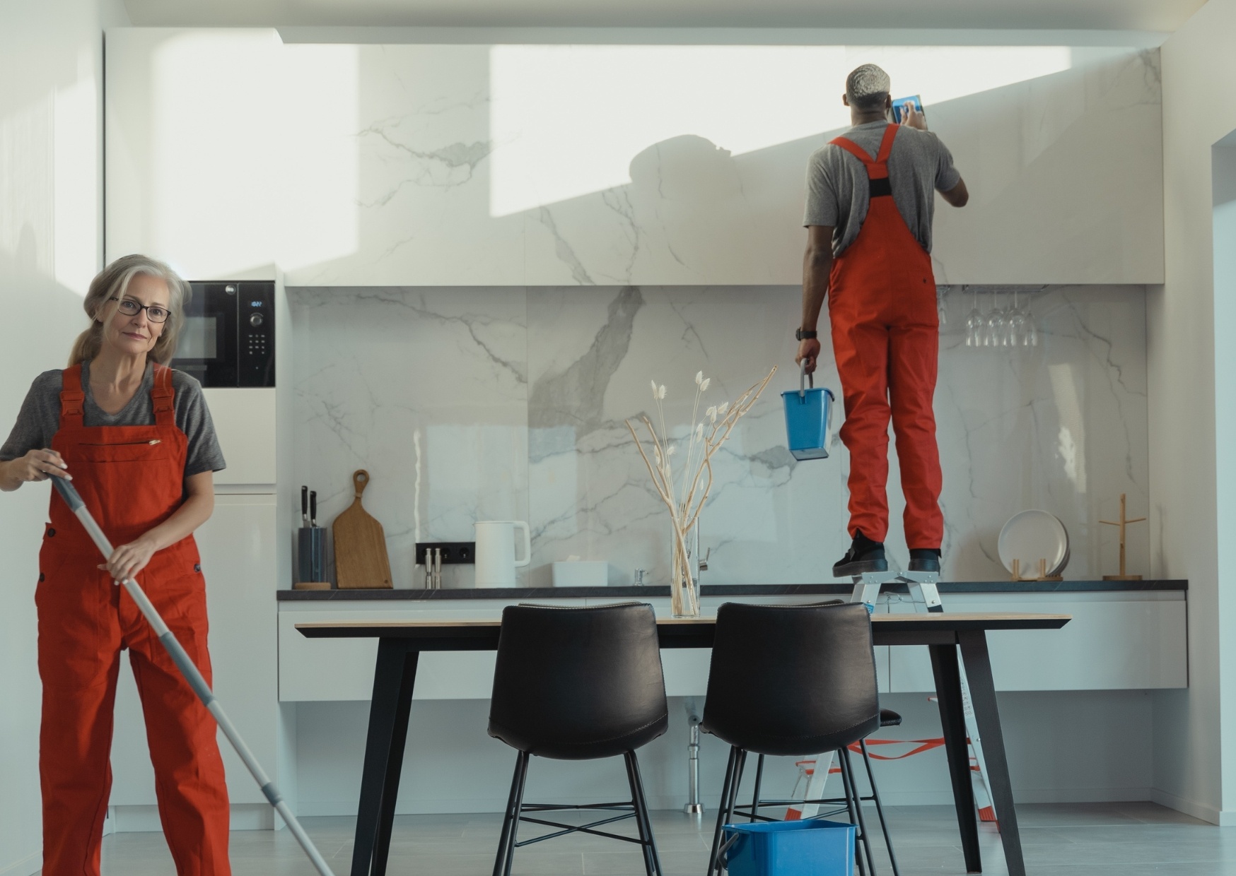 Jak dbać o spieki kwarcowe, konglomeraty i kamień naturalny? Praktyczny poradnik utrzymania czystości