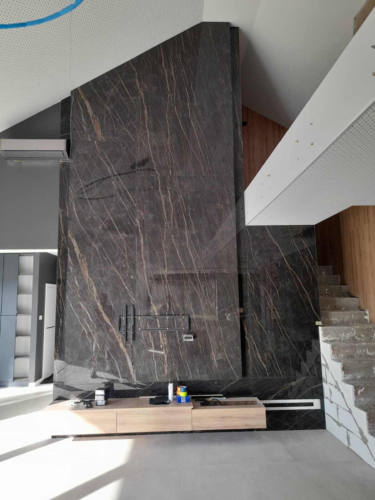 Ścianka TV - nowy WYMIAR strefy relaksu - Lamianam Noir Desir