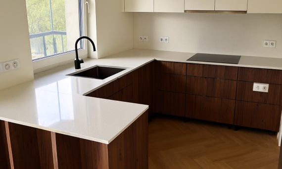 Światło, które tworzy nastrój – realizacja kuchni w konglomeracie Silestone Bianco Maple