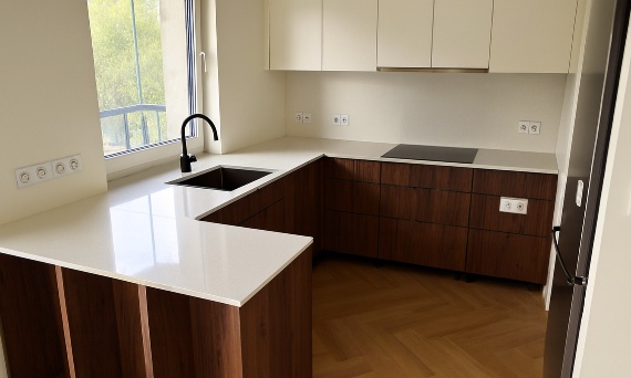 Światło, które tworzy nastrój – realizacja kuchni w konglomeracie Silestone Bianco Maple