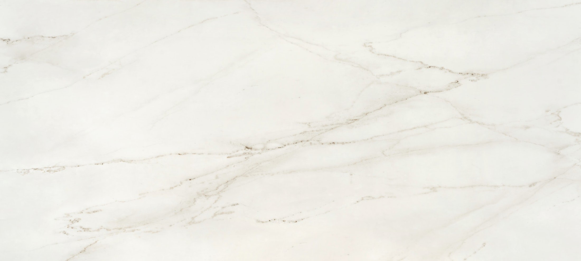 Spiek kwarcowy Dekton Rem - Powierzchnia o białym tle, ozdobiona subtelnymi żyłami w szarościach i brązach