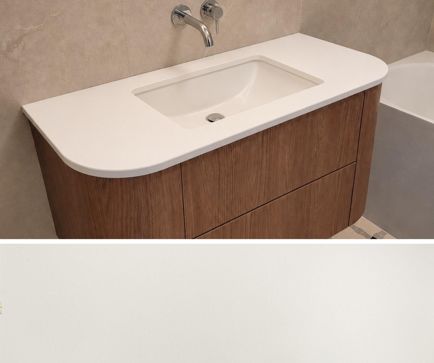 Łazienka z blatem Technistone Crystal White 20 mm, drewnianą szafką i granatową zabudową